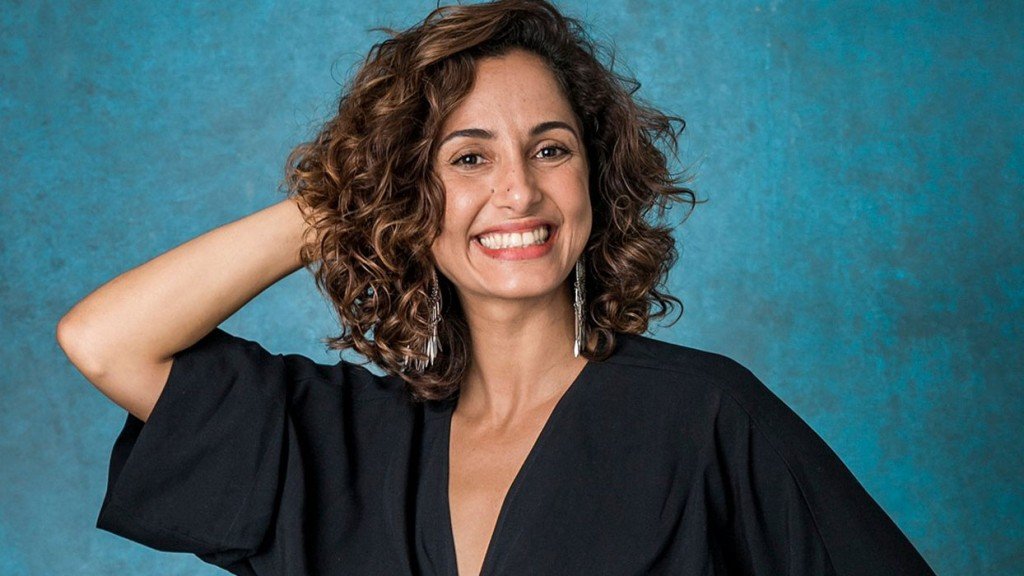 Camila Pitanga impressiona com corpão durante banho de mar: ‘Venha, nega, vá’
