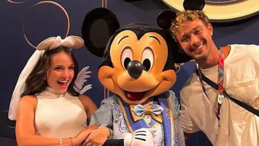 Larissa Manoela e André Luiz Frambach curte férias em Orlando: ‘Na Disney’