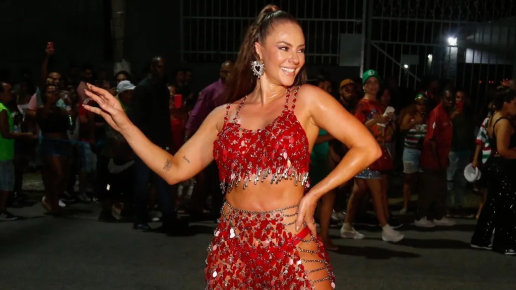 Paolla Oliveira arrasa em último ensaio de carnaval de rua da Grande Rio: ‘Dar certo!’