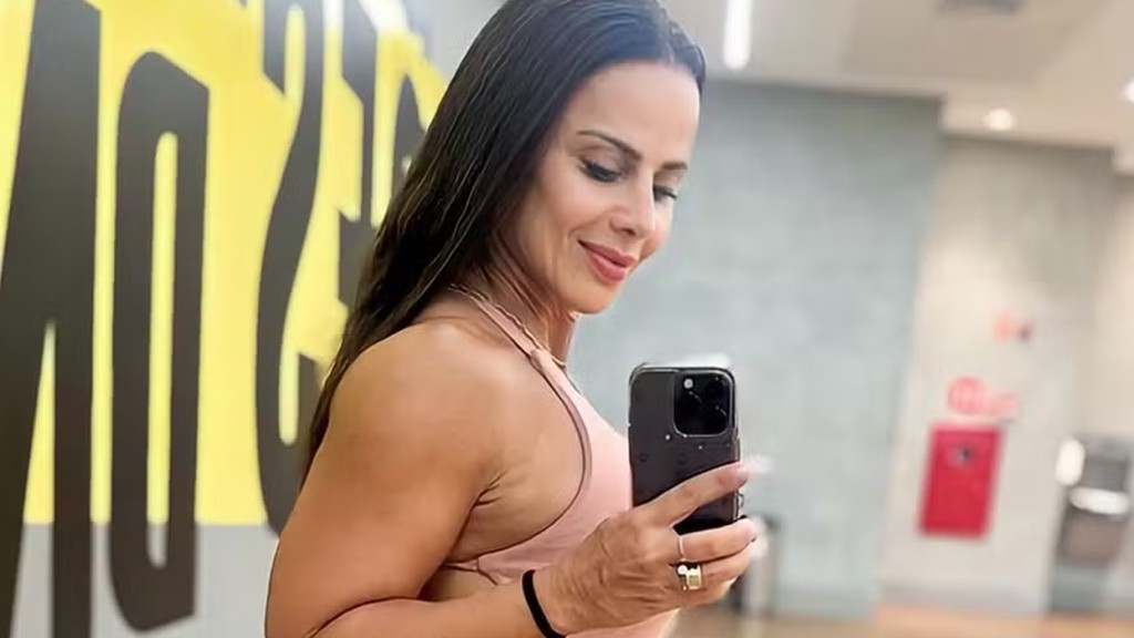 Viviane Araujo causa ao posar com macacão de ginástica justo: ‘ilusão de ótica de nudez’