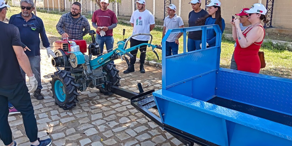 Parceria testa máquinas chinesas para agricultura familiar no RN