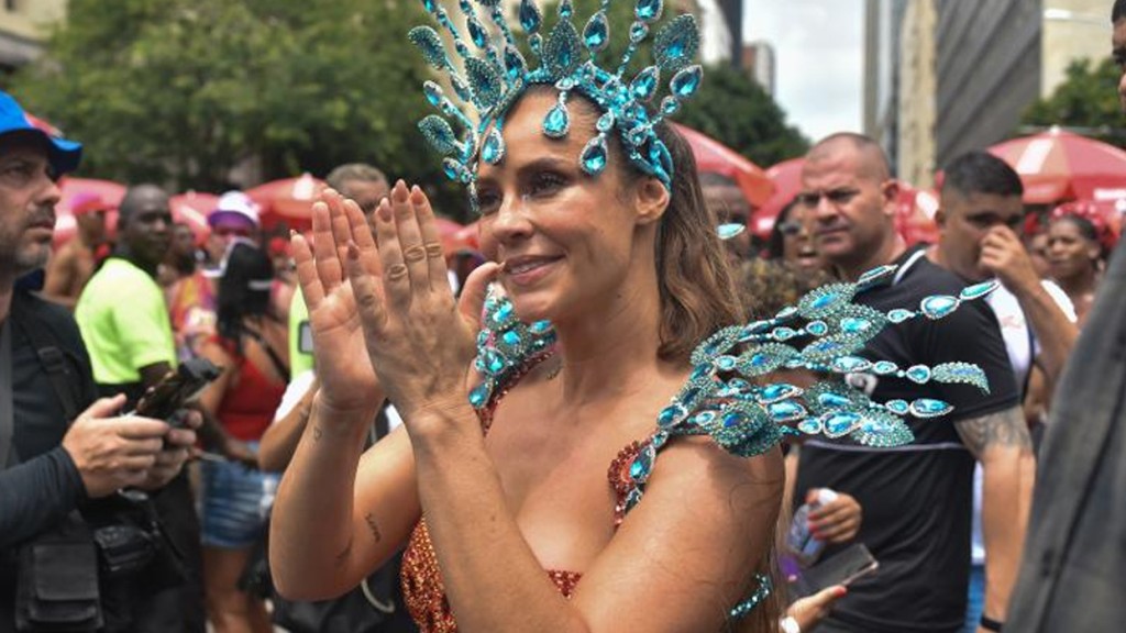 Paolla Oliveira capricha em look para curtir Bloco da Favorita: ‘Carnaval já começou’