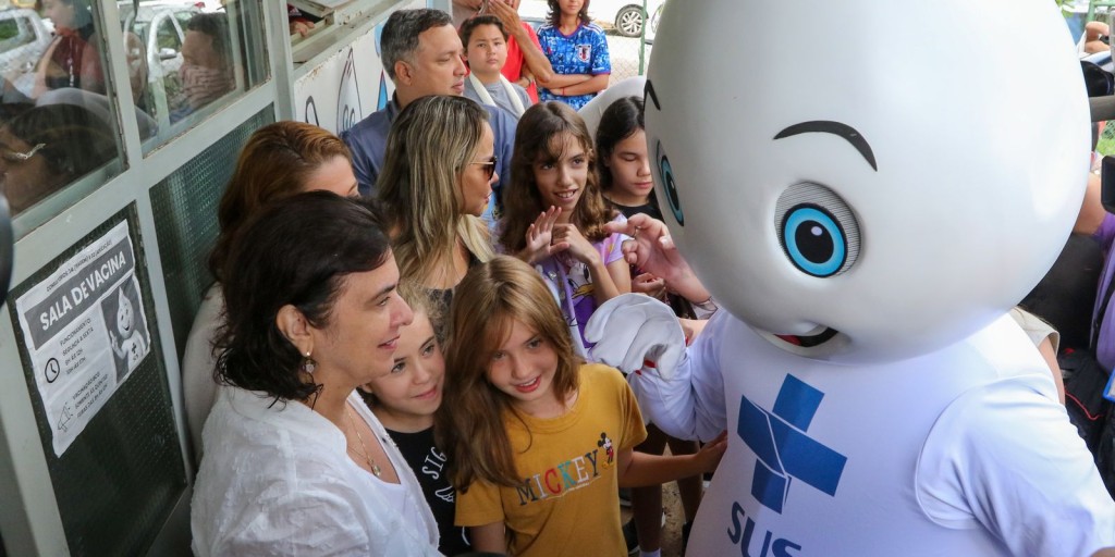 Momento histórico, diz ministra sobre início da vacinação de crianças