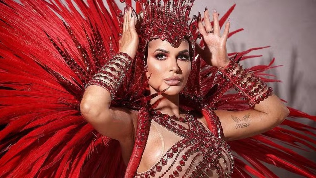 Enquete elege Deolane Bezerra como destaque na primeira noite de desfile: ‘Musa