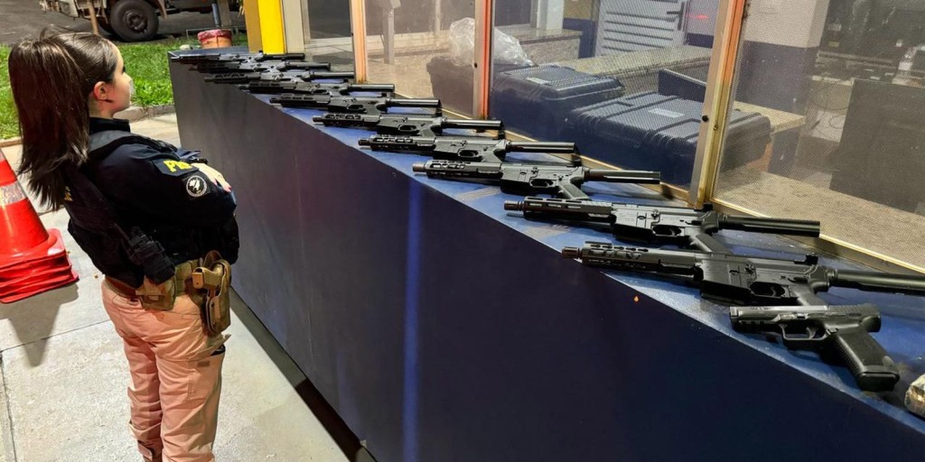 PRF apreende armas e cocaína na BR-277, no Paraná