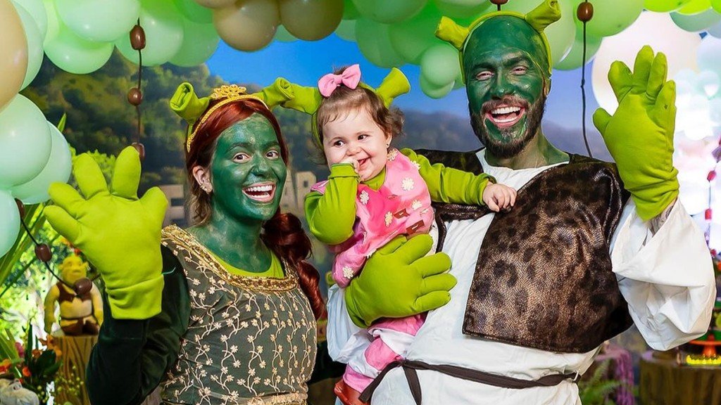 Viih Tube e Eliezer se divertem em mesversário da filha: ‘Guerra de lama!’
