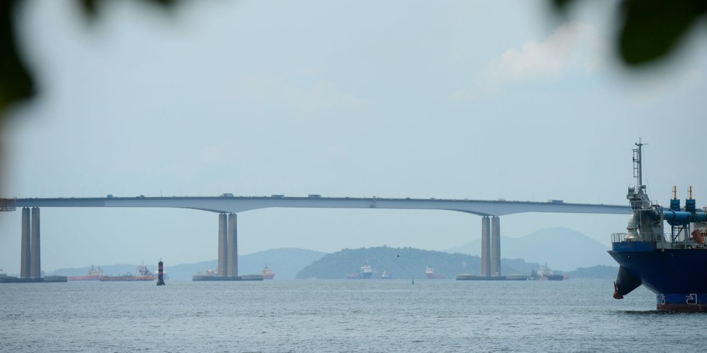 Com fluxo diário de 150 mil veículos, Ponte Rio-Niterói faz 50 anos