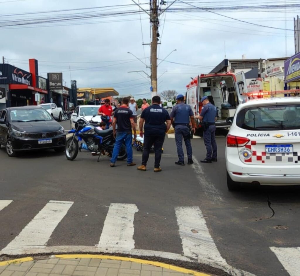 Motociclista fica ferido após ser atingido por carro em conversão no Centro de Fernandópolis 1 Jornal Voz do Triângulo